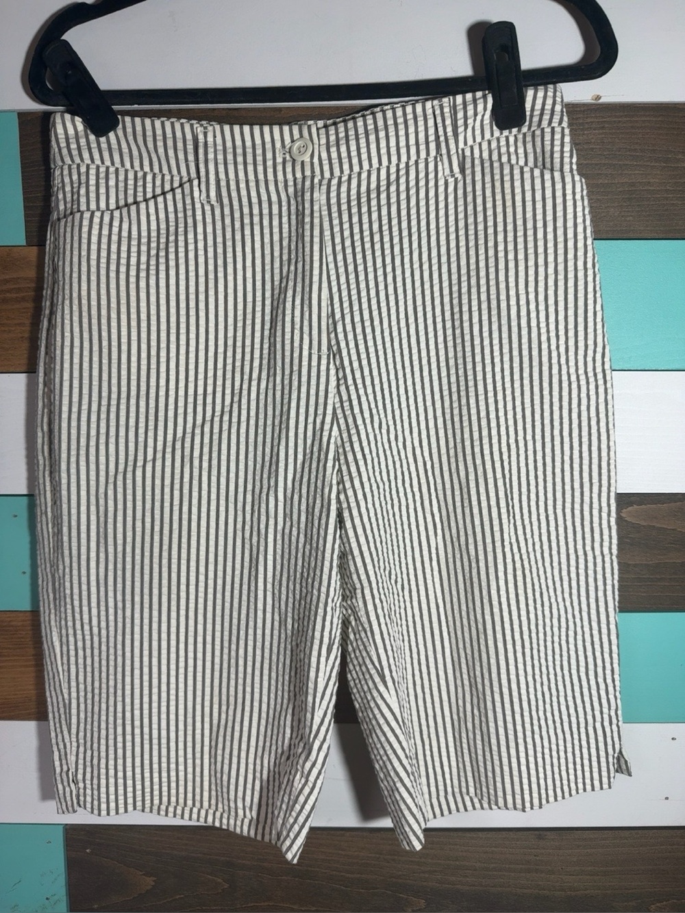 Jones New York Signature Size 4 Seersucker Bermuda Shorts Gray White Stripe